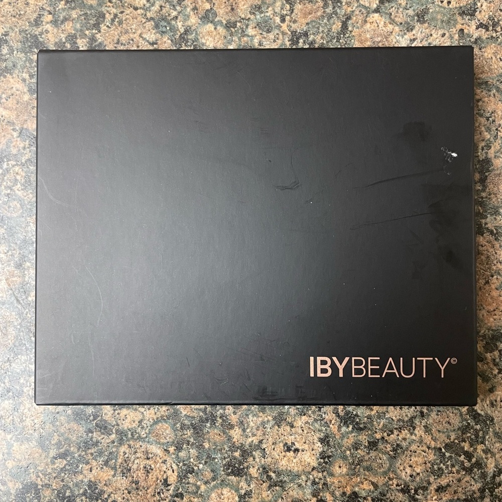 IBY BEAUTY Highlight and Contour Makeup Palette
